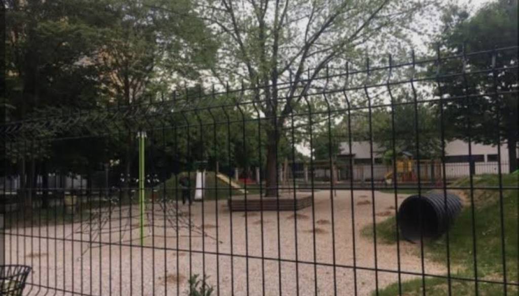 Zakaj igrišče Krtek na Planini ponoči ostaja odprto?