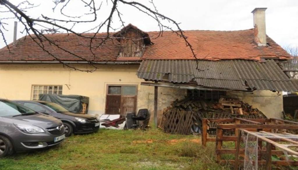 Katere nepremičnine trenutno prodaja ptujska občina? Hiša iz leta 1897 za 30 tisoč evrov, naprodaj tudi prostori v središču mesta