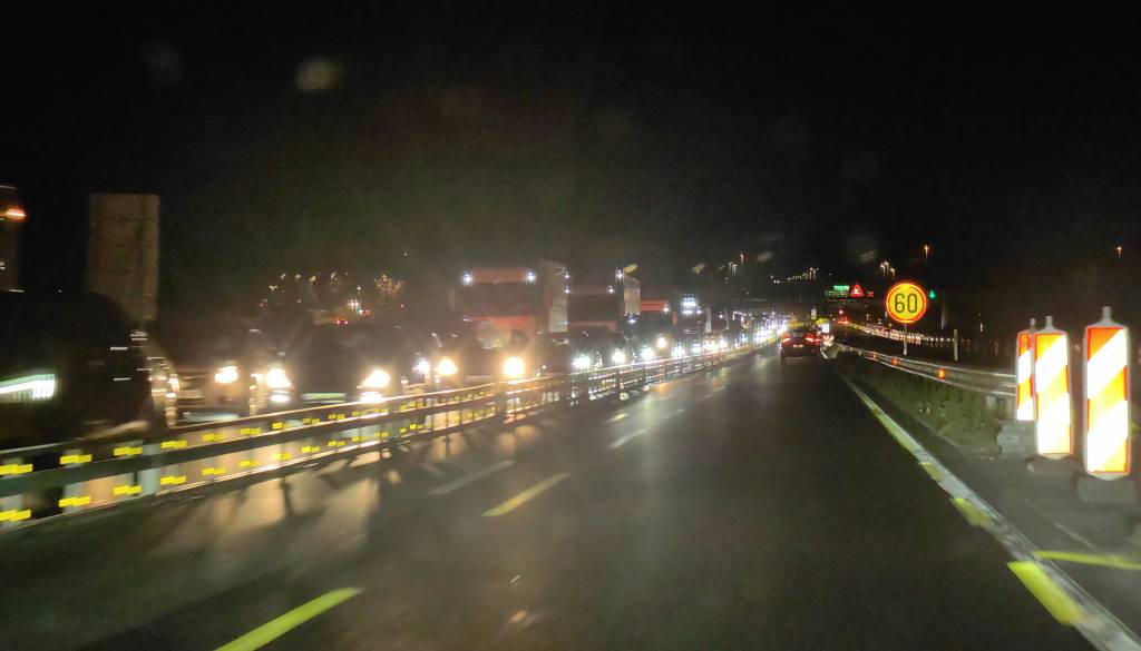 FOTO in VIDEO: Zaradi nesreče pri Ljubljani zaprta avtocesta, nastaja zastoj