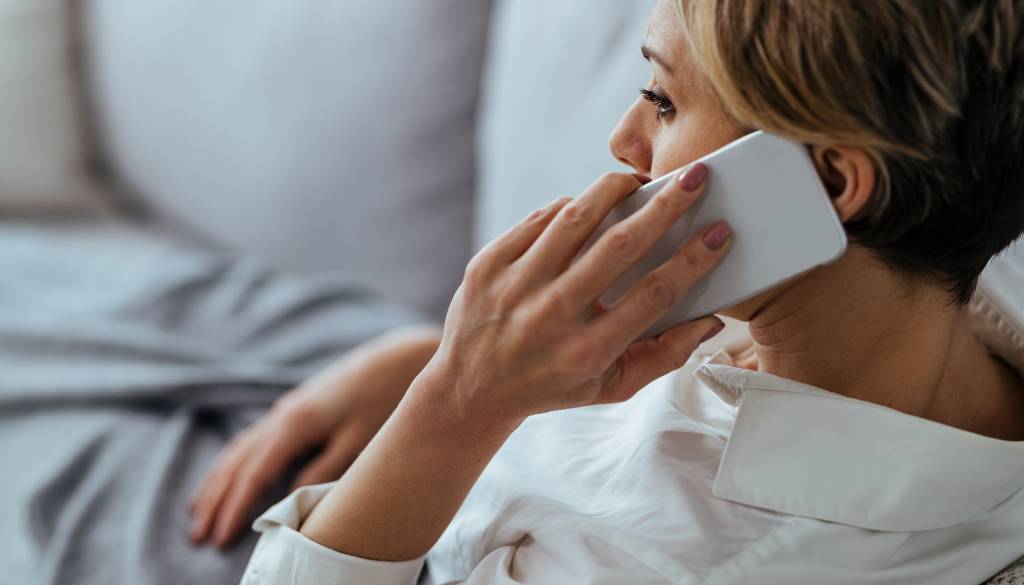 Na drugi strani telefona neznanec z mamljivo ponudbo: Previdno, če prejmete takšen klic