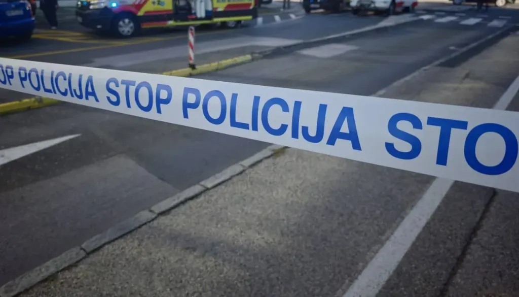 Kaj se je zgodilo pred lokalom v Črnomlju? Policija o lažjih poškodbah, splet pa o napadu s solzivcem in nožem