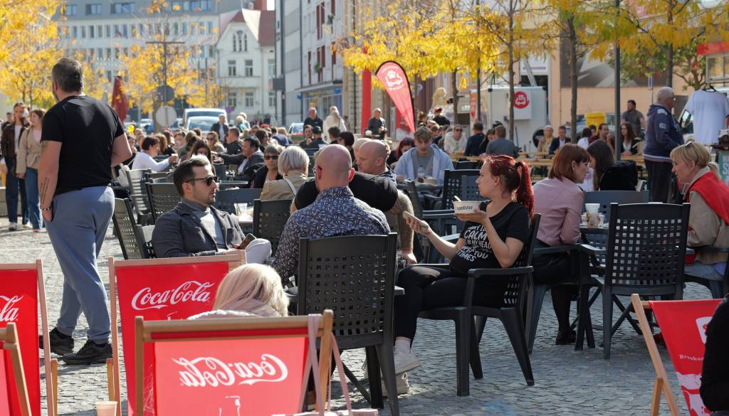 FOTO in VIDEO: Slovenska ulica zadišala po dobrotah, 14 kuhinj na kolesih privablja ljubitelje dobre hrane