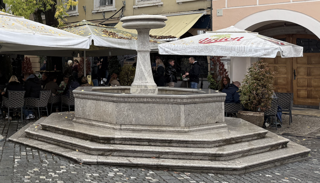 Kaj bo s Kettejevim vodnjakom? Obnova bo zahtevna, pojavila se je še ena ideja