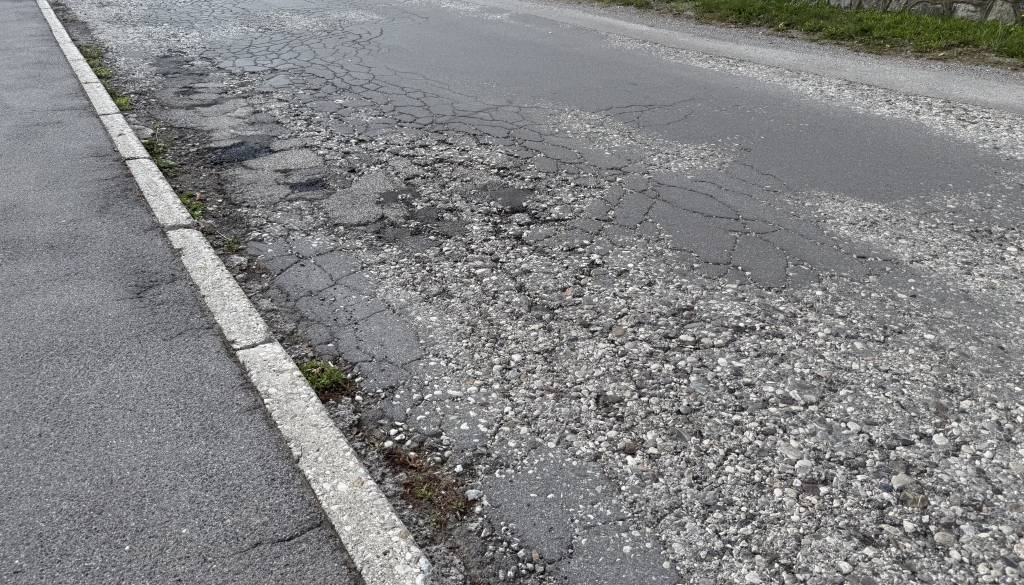 FOTO: Po tej cesti se številni vozijo do Rudniškega jezera, zdaj jo čaka velika prenova