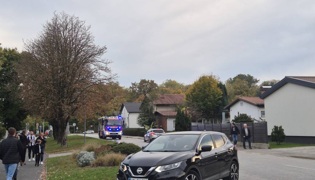 V Murski Soboti zagorela trava, gasilci pogasili požar s tremi cisternami vode