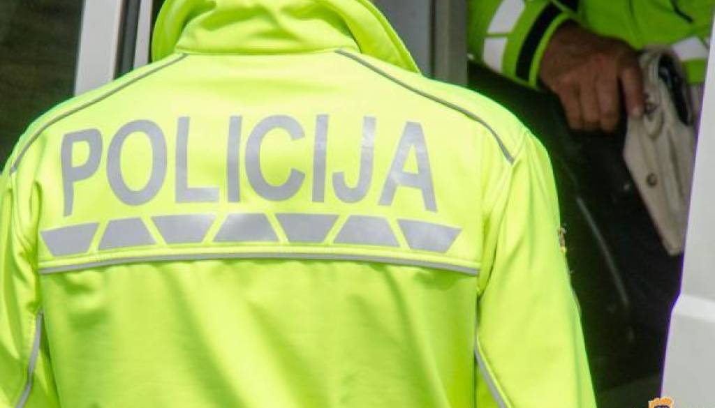 Najprej poskus ropa v hotelu, nato še napad na taksistko: Policisti prijeli dva moška