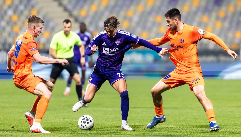 Derbi v Ljudskem vrtu brez zadetkov, Maribor ostaja na vrhu lestvice