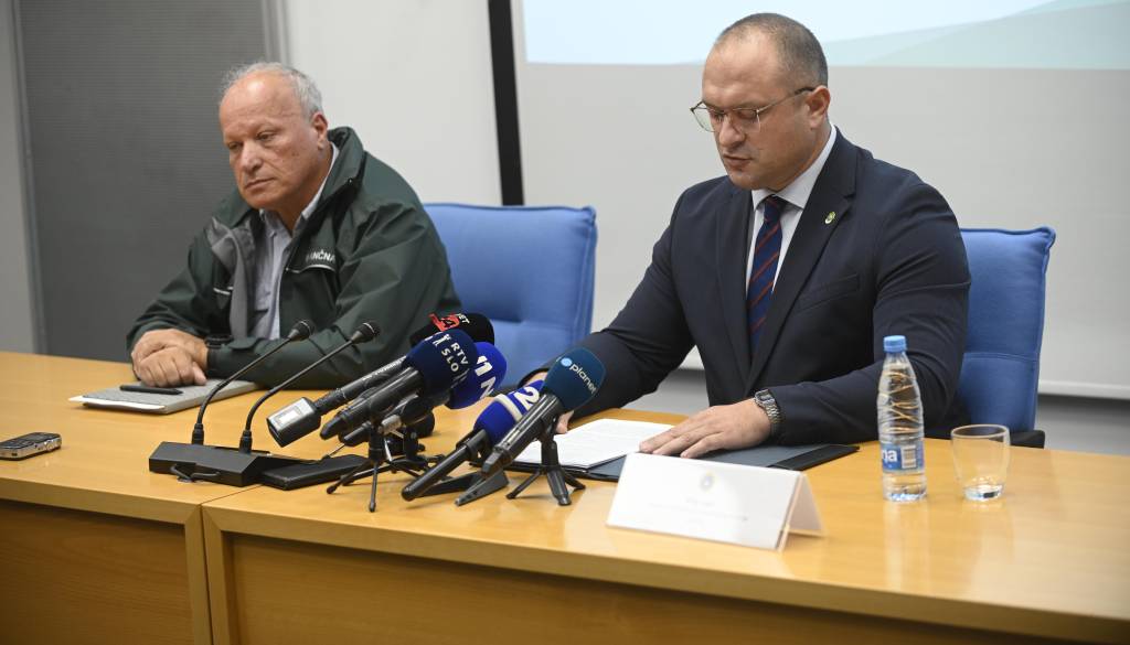Obljubljali so jim 10.000 evrov, nato jih zaprli v tovarno: Policija išče osumljenca z območja Štajerske