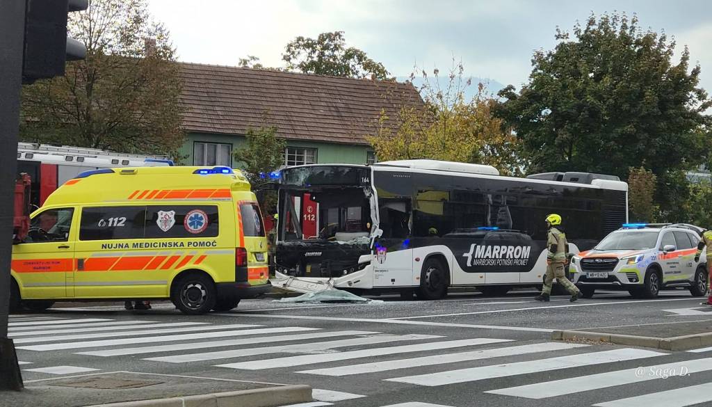 Nesreča avtobusa v Mariboru, voznico in potnike odpeljali v bolnišnico