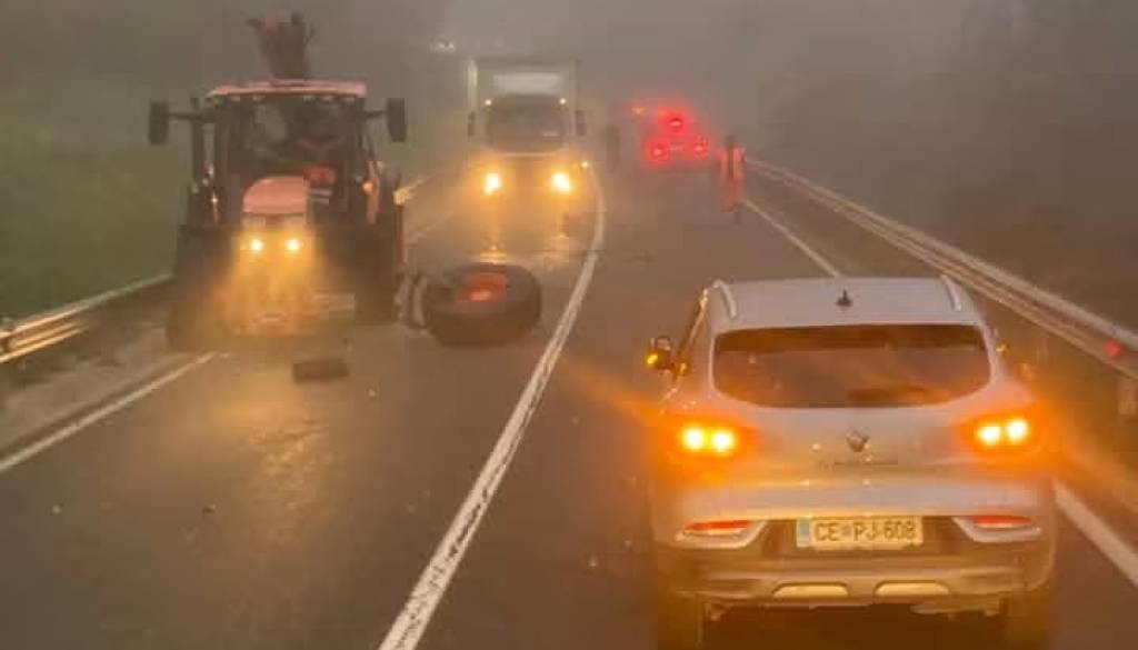 Huda nesreča na Dolenjskem! Trčila avtomobil in traktor, eno osebo reševali iz vozila, dve v bolnišnico