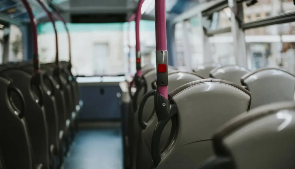 Nesreča avtobusa v Mariboru, štiri osebe odpeljali v bolnišnico