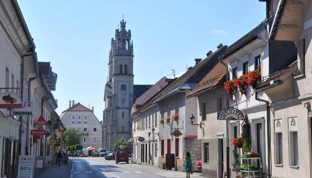 Občina Ribnica oddaja stanovanje v najem: izklicna najemnina 198 evrov na mesec