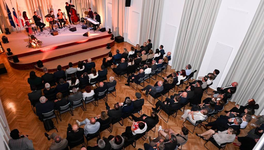 Po štirimilijonski prenovi Narodni dom znova odprl vrata: Novomeščani si ga bodo lahko ogledali tudi od blizu