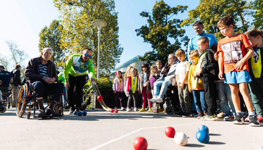 FOTO: Mladi invalidi na Parafestu preizkusili pet parašportov