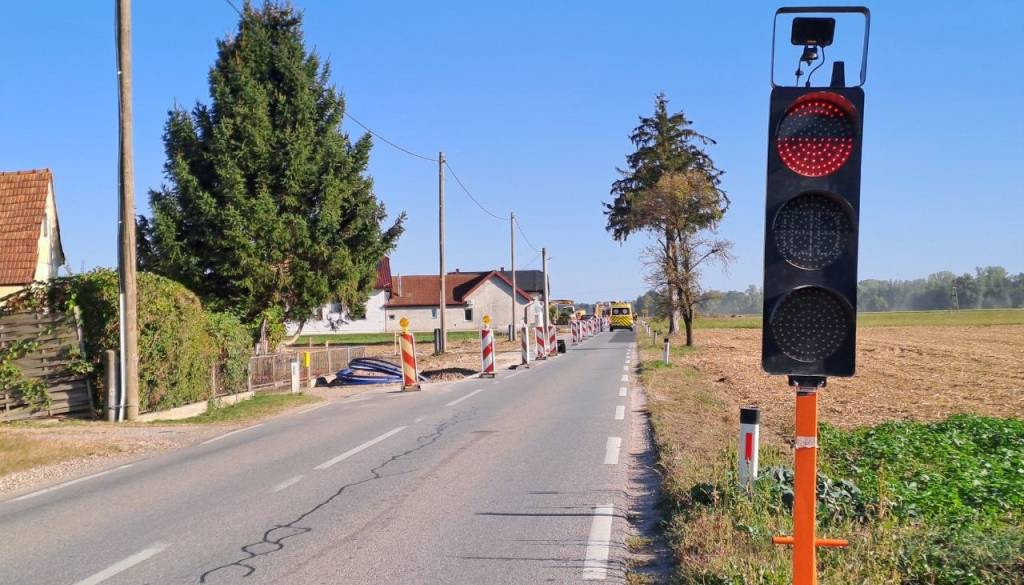 Pijan trčil v tovornjak, ki je čakal pri rdeči luči