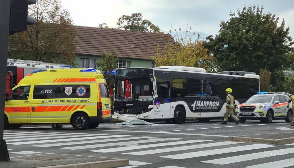 V Mariboru trčila avtobus in tovornjak, več oseb končalo v bolnišnici