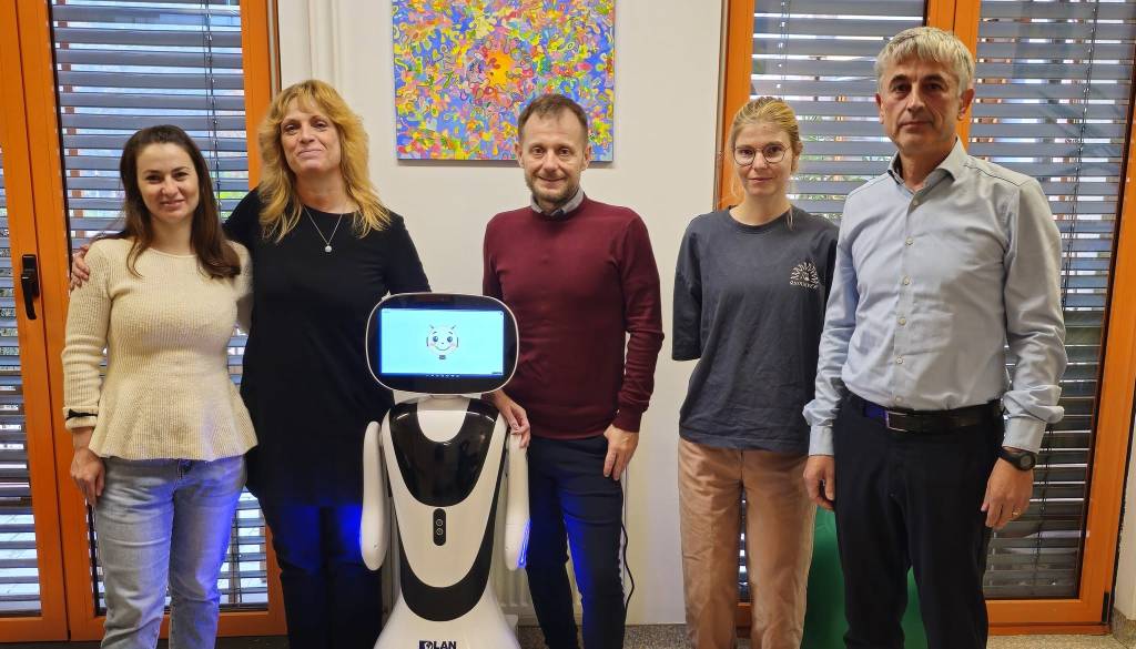 Robot Timo v Ljubljani že izvaja prve treninge, v prihodnje bi lahko pomagal pri samostojnem bivanju