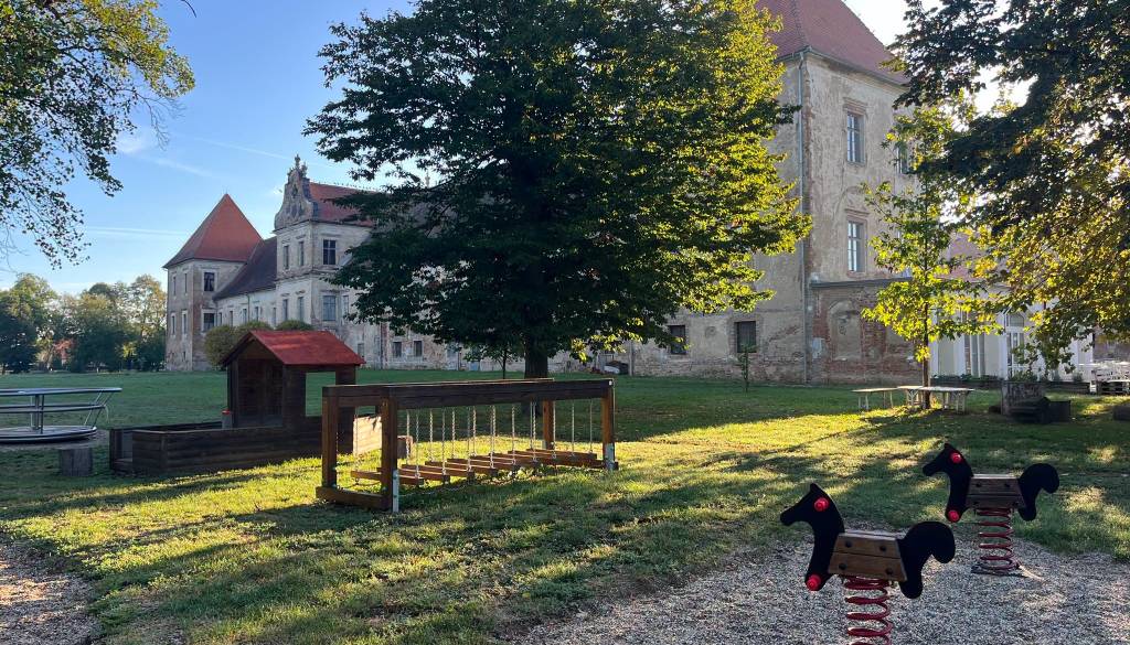 Otroško igrišče v mestnem parku se zapira, znano je, kdaj bodo otroci dobili novo