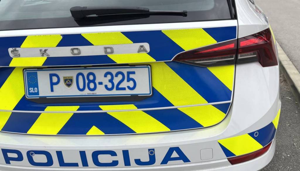 48-letnik po udarcih obležal na tleh, napadalec naj bi ga še večkrat brcnil