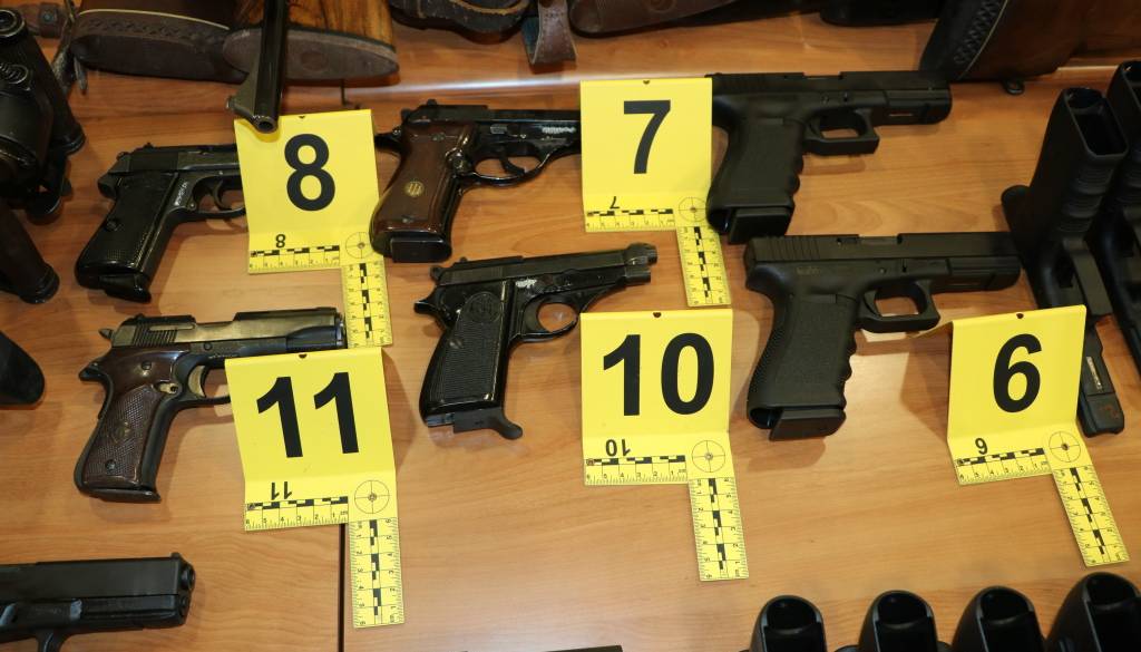 FOTO: Največji zaseg v zadnjih letih! Novomeški kriminalisti pri 67-letniku našli 149 kosov orožja