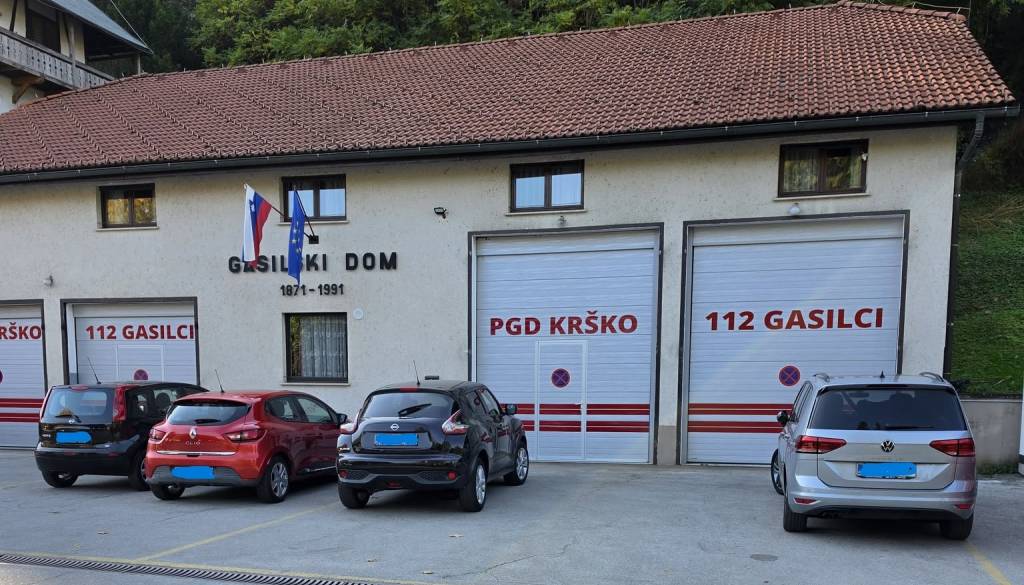 Parkirajo pred garažnimi vrati gasilcev: »Samo za minuto je lahko minuta preveč«