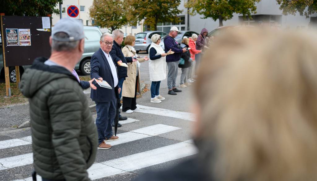 FOTO in VIDEO: V Pesnici z živo verigo pospremili knjige v nov dom, poglejte, kakšna je nova knjižnica