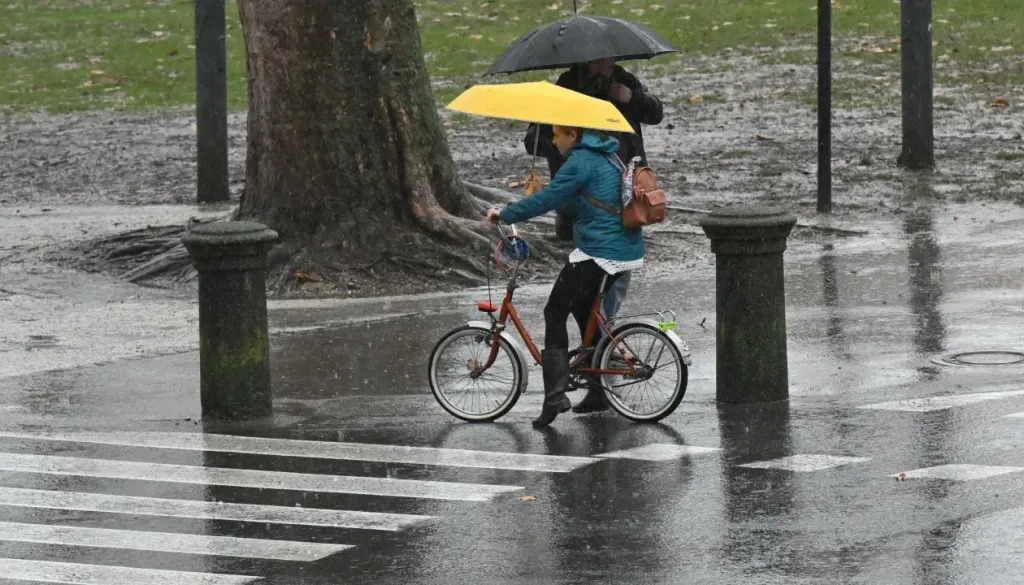 Meteorologi napovedujejo izrazit vremenski preobrat: Hladna fronta prinaša tudi sneg