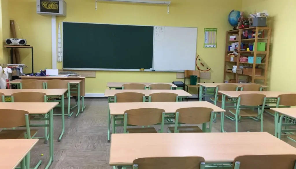Grozljivo nasilje v šolski garderobi, dijaka sta se nad nemočnim sošolcem znesla dvakrat