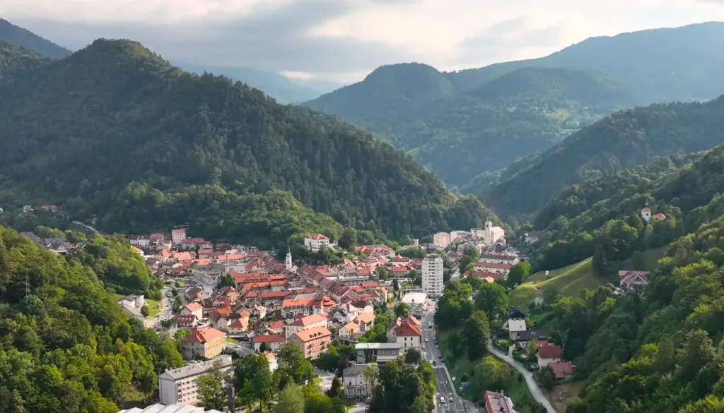 Tržič spreminja parkirni režim: Pri šoli dopoldne brezplačno, pri zdravstvenem domu dve uri