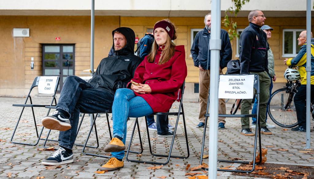FOTO in VIDEO: Zakaj so sredi Maribora ob semafor postavili čakalnico? Opozarjajo na poznano težavo pešcev