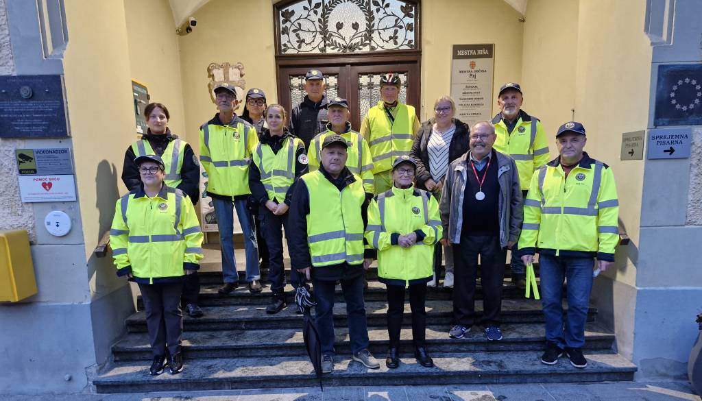 Na Ptuju pešcem razdelili več kot 500 odsevnih trakov in kresničk