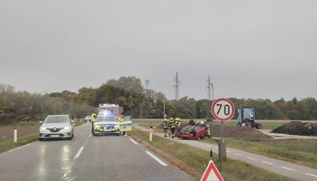 FOTO in VIDEO: Grda nesreča v Murski Soboti, avtomobil obstal na strehi