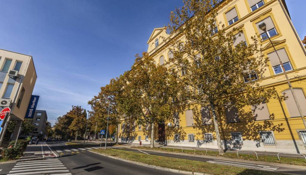 Pred mariborsko gimnazijo dijak doživel zdravstvene težave, vrstnik mu je takoj priskočil na pomoč