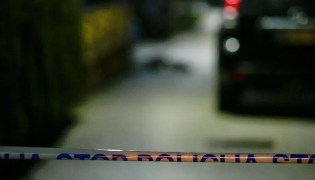 Smrtna prometna nesreča: avtomobil zapeljal s ceste in se prevrnil na streho