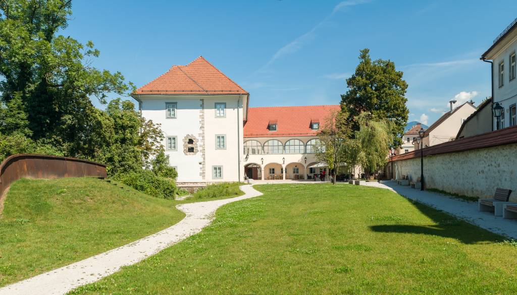 Kdo Kranju dolguje največ? Na vrhu terjatev star Vegradov dolg iz leta 2012