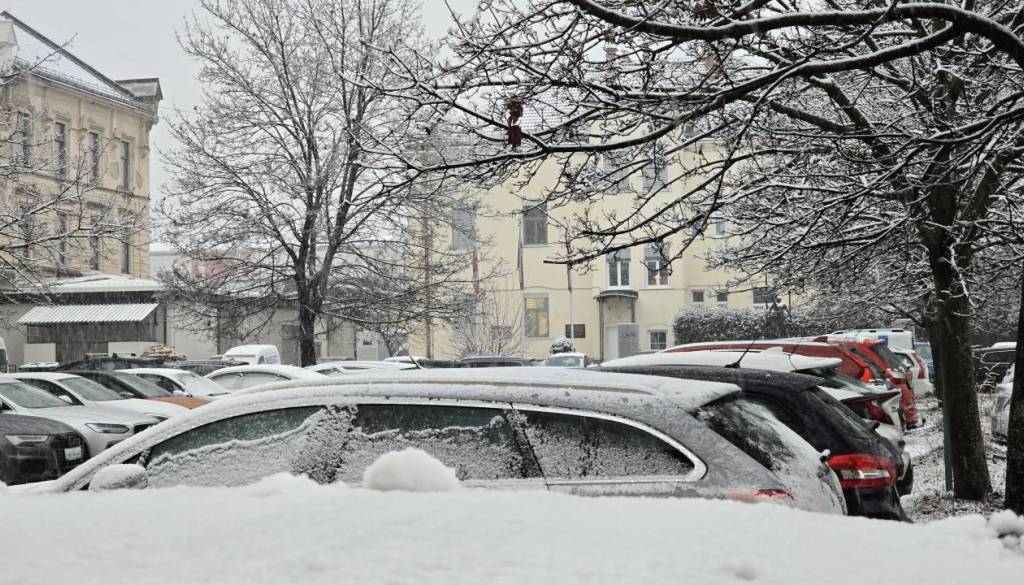 Prihaja dež in sneg, meja sneženja se bo spuščala