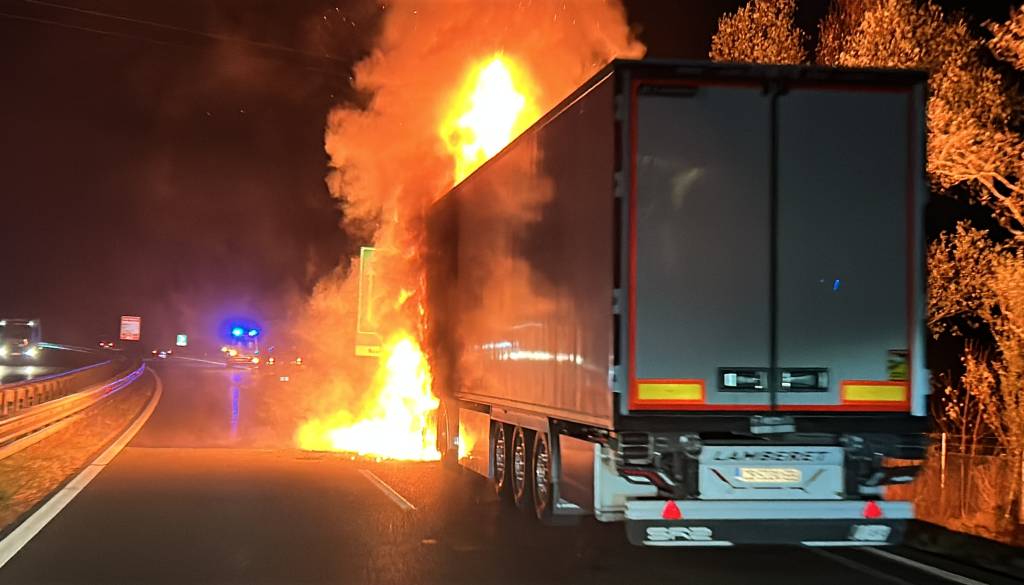 FOTO in VIDEO: Goreče vozilo zaprlo avtocesto v smeri Maribora