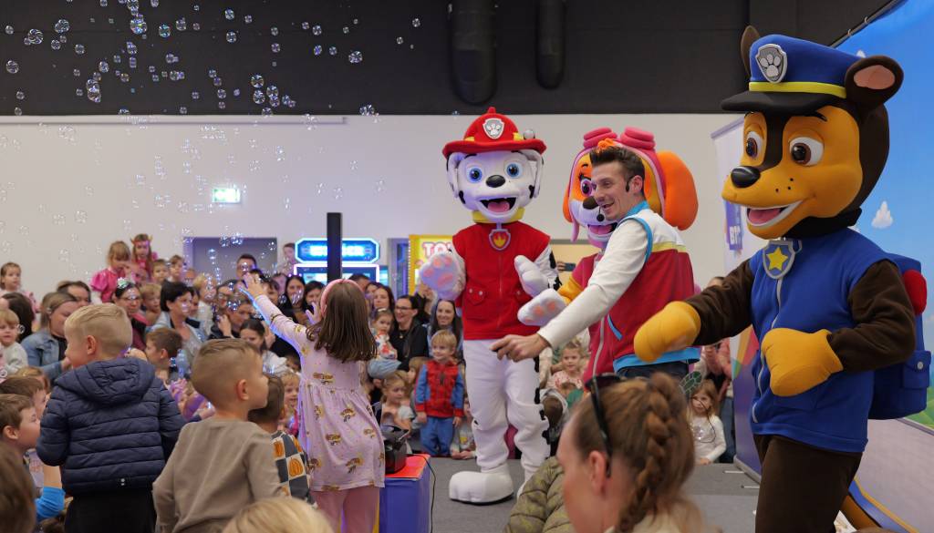 FOTO in VIDEO: Tačji superjunaki navdušili najmlajše, v Murski Soboti ni manjkalo plesa in veselja
