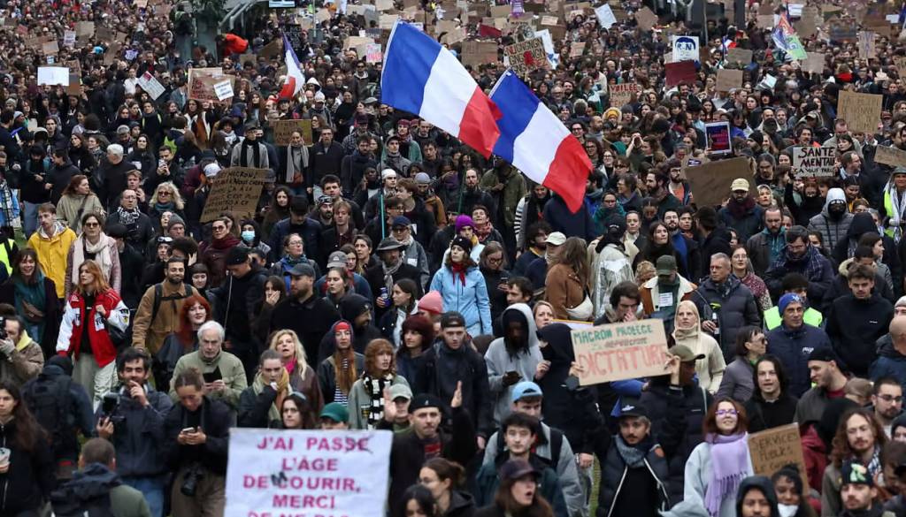 Francijo pretresli množični protesti, na ulicah več kot 400 tisoč ljudi