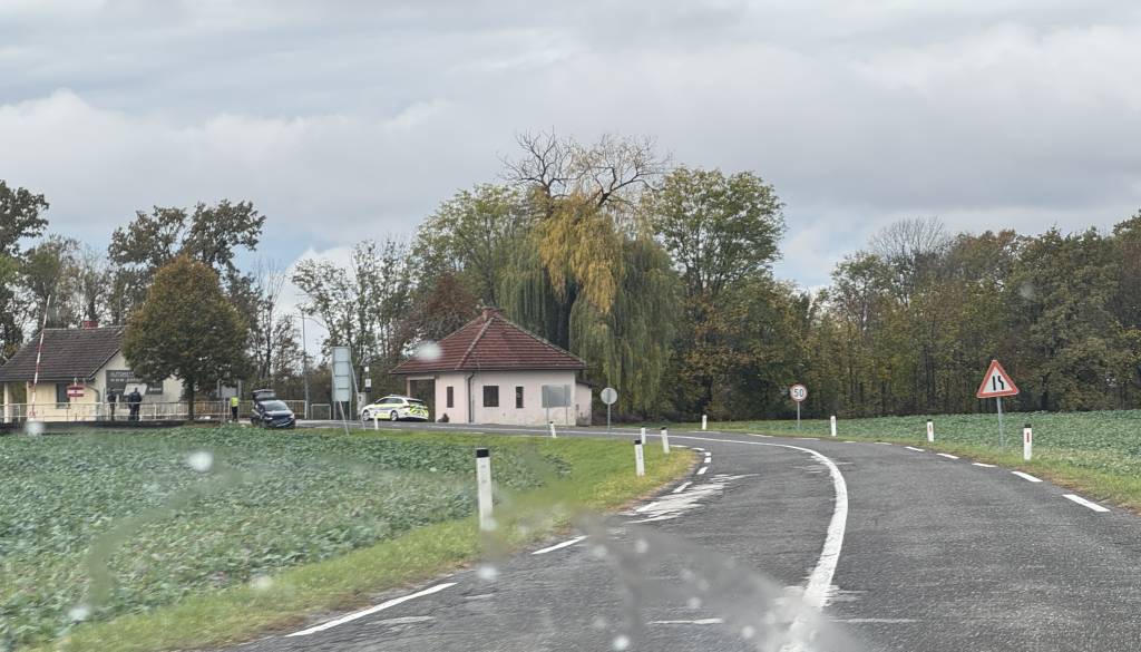 FOTO: Počilo ob mejnem prehodu na Cankovi, promet oviran