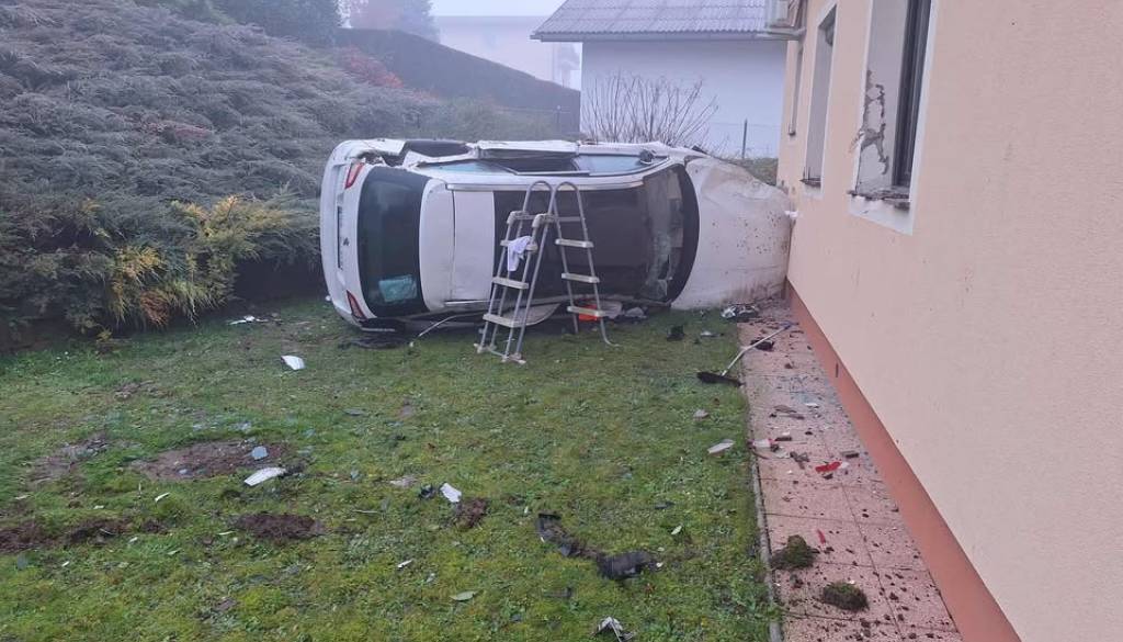 Sredi noči v Novem mestu počilo: Avtomobil zapeljal s ceste naravnost v hišo
