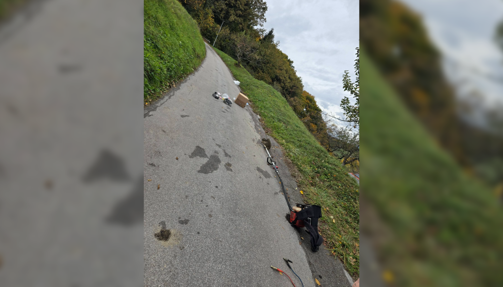 Štajerski voznik s prikolice izgubil skoraj vse, celo registrsko tablico: Za njim ostalo pravo razdejanje