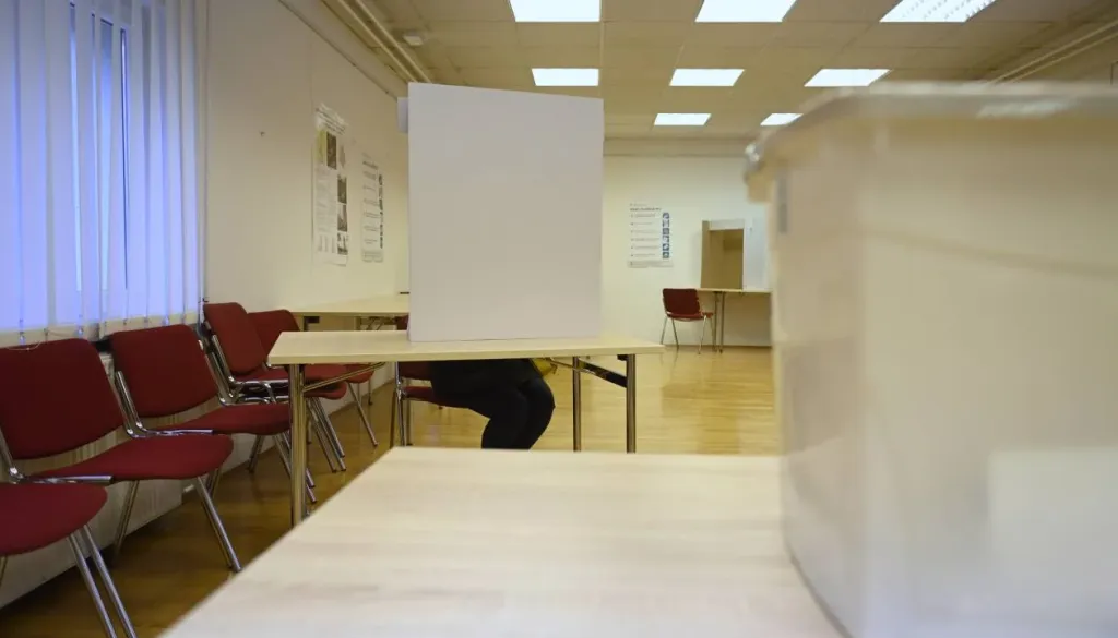 VIDEO: Vučić priznal poraz na volitvah in sporočil, kaj bo storil po zmagi študentov