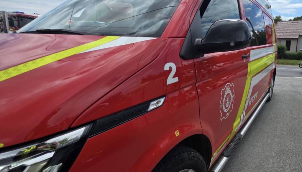 Na Štajerskem gasilskemu vozilu med vožnjo odtrgalo kolo