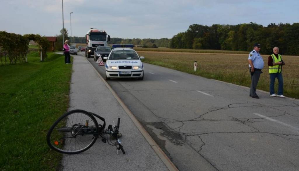 Smrtna nesreča v Ljubljani: Avtobus med zavijanjem trčil v starejšega kolesarja