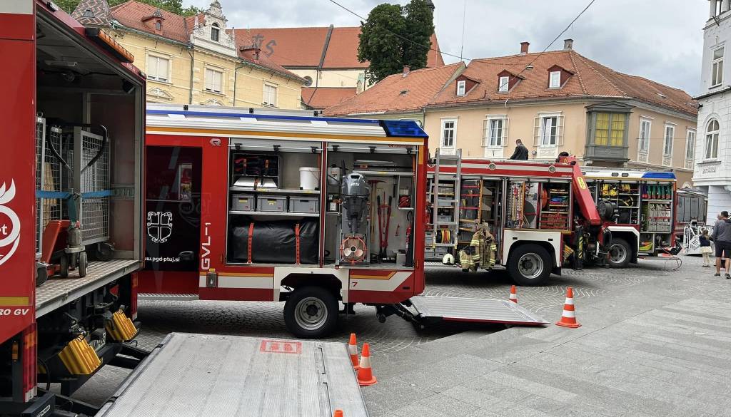 Čuš po požaru na Ptuju za razmislek o poklicnih gasilcih, ptujski prostovoljni gasilci mu ostro odgovarjajo