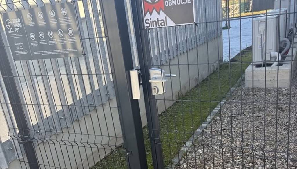Vlomilec jim je polomil vrata in ukradel kosilnico, oni pa ga vabijo na kavo
