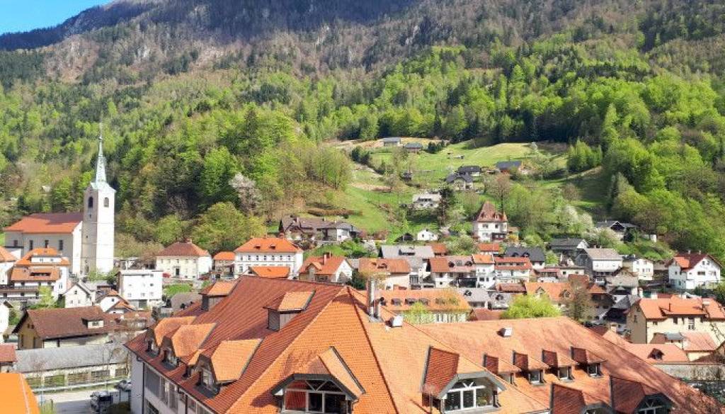 Za dve parceli v Tržiču izklicna cena le 3.410, a je uporabnost zelo omejena