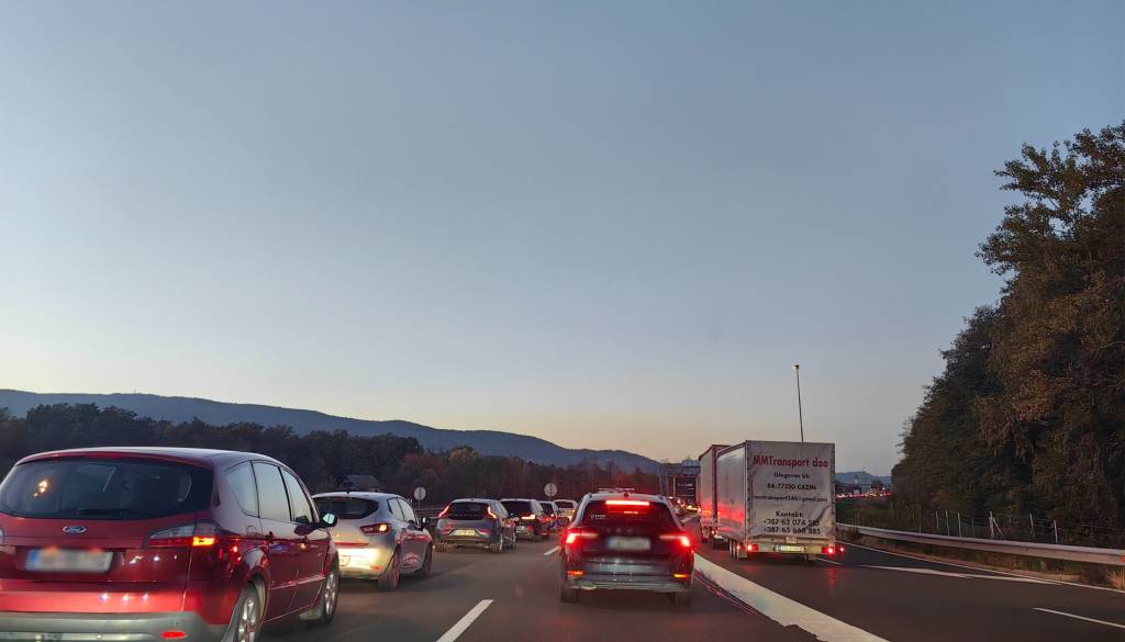 FOTO: Velik zastoj na štajerski avtocesti, promet preusmerjen