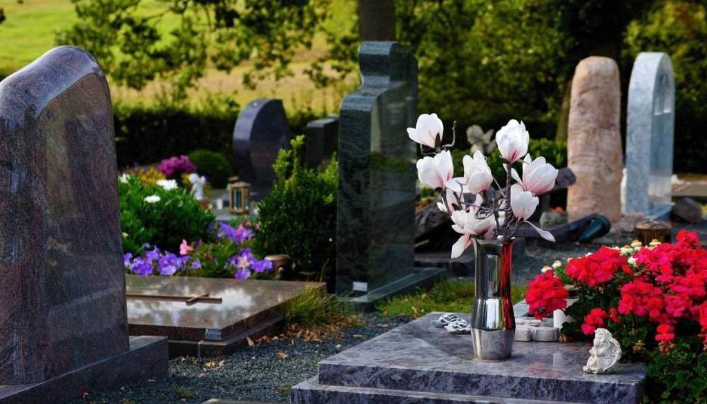 Koliko stane grob na Žalah: Od 30 evrov na leto do več tisoč za spomenik